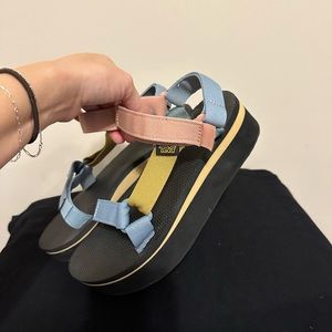 Teva Flatform Universal shoes sz 7 in light multi color euc